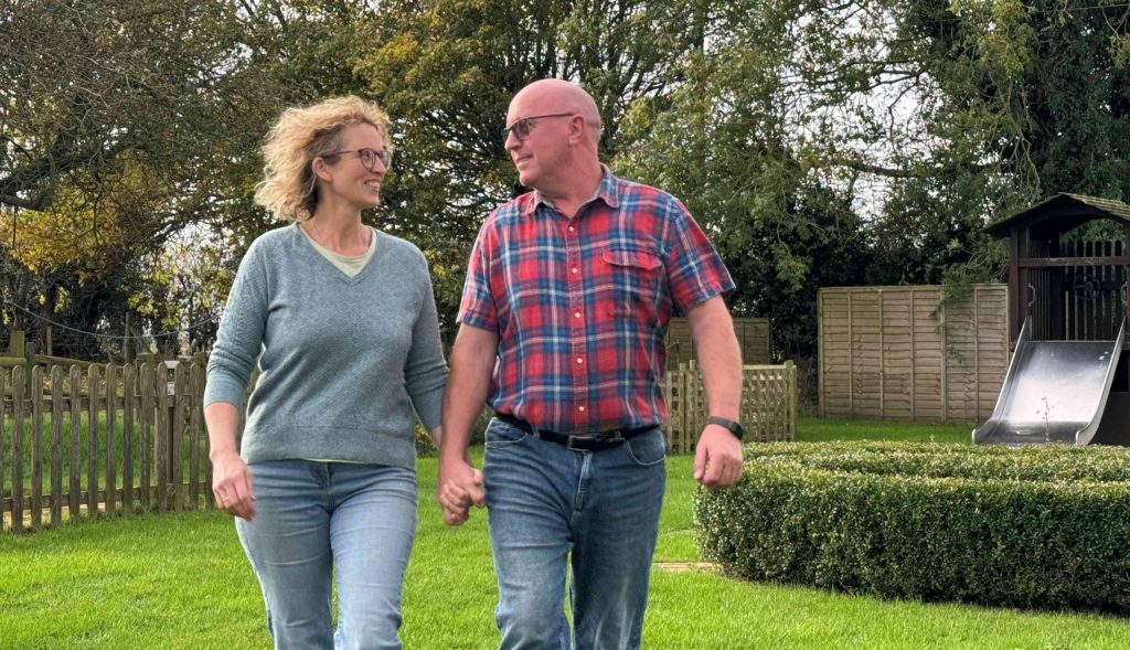 Stevie and Elly looking at each other