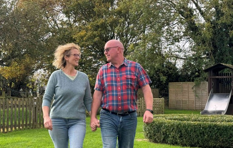 Stevie and Elly looking at each other